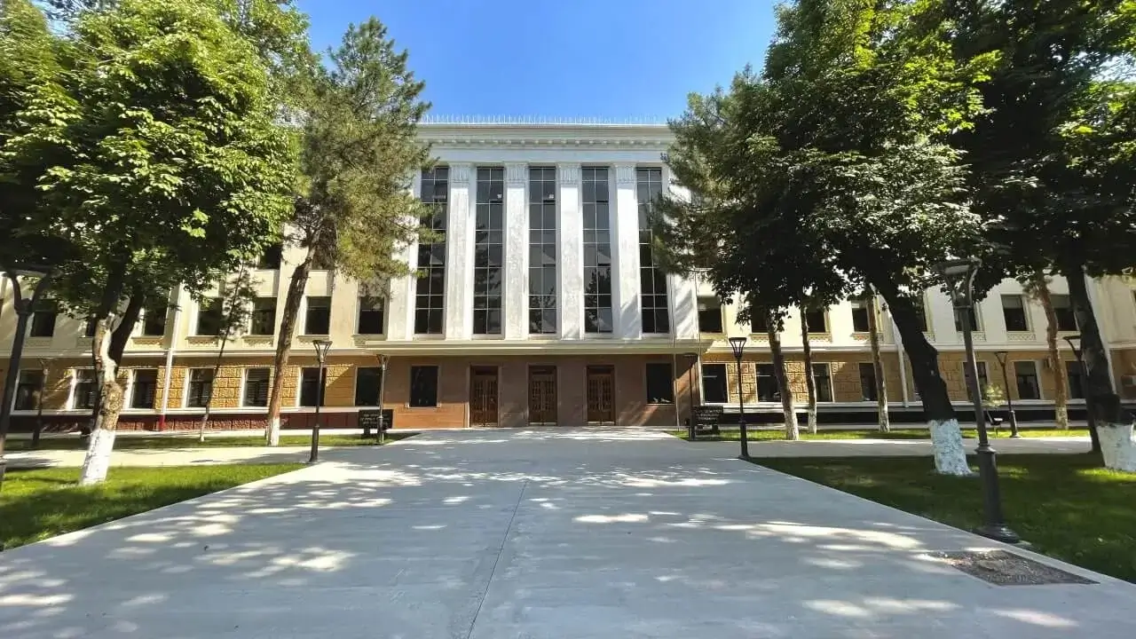 世界经济与外交大学